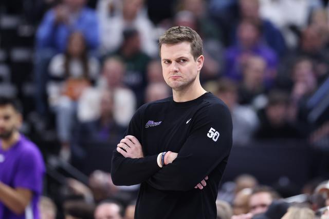 同曦外援空中伸脚踹赵继伟！裁判吹罚违体犯规